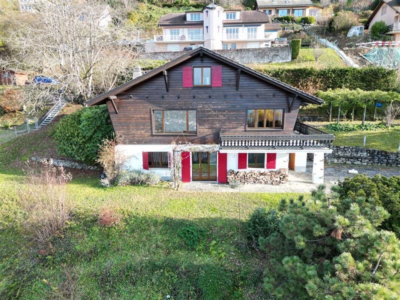 Superbe chalet avec vue panoramique sur le lac et les montagnes !
